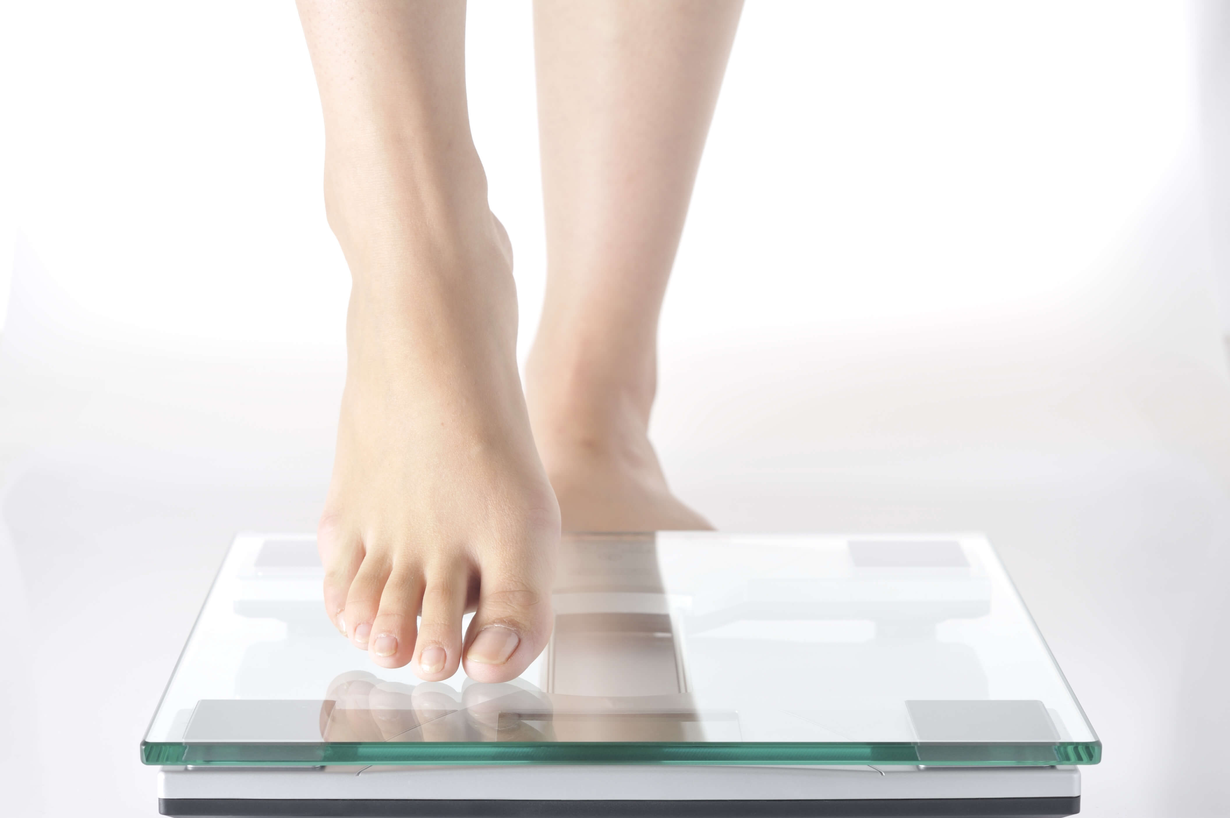 体重計に乗る女性の足