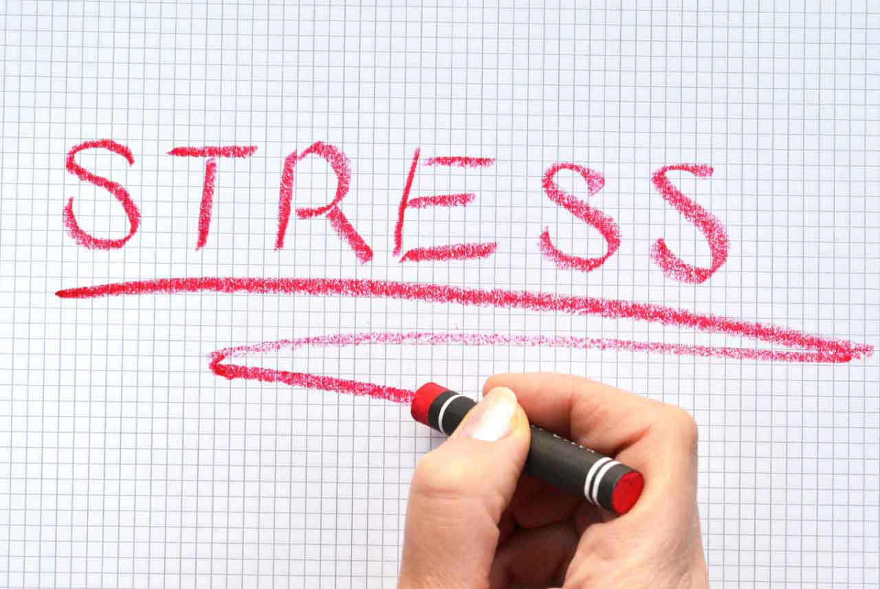 白い紙に赤い字でかかれたSTRESS