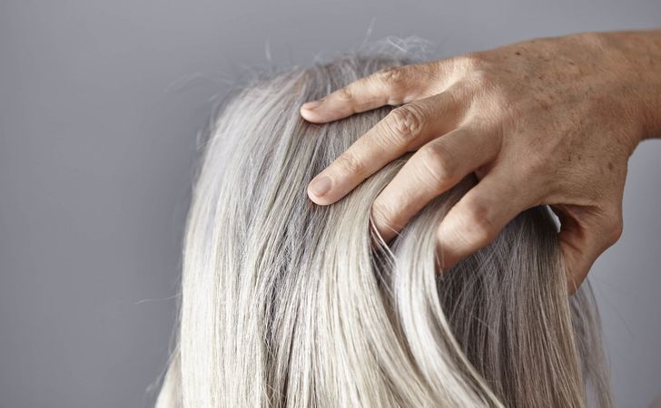 女性の白髪が増える原因は 白髪のメカニズムについて 薄毛 抜け毛研究所